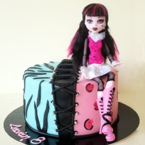 monster-high-draculaura-cake